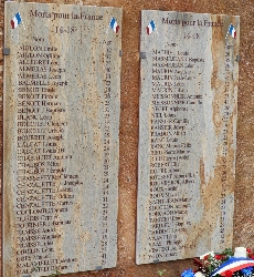 Plaques commémoratives avec noms défunts