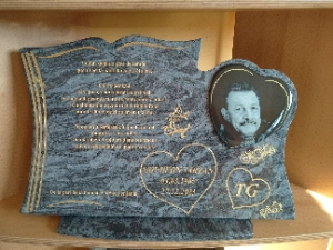 Plaque magnetic blue en forme de livre avec coeurs incrustés