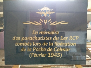 plaque commémorative pour les parachutistes de Colmar 